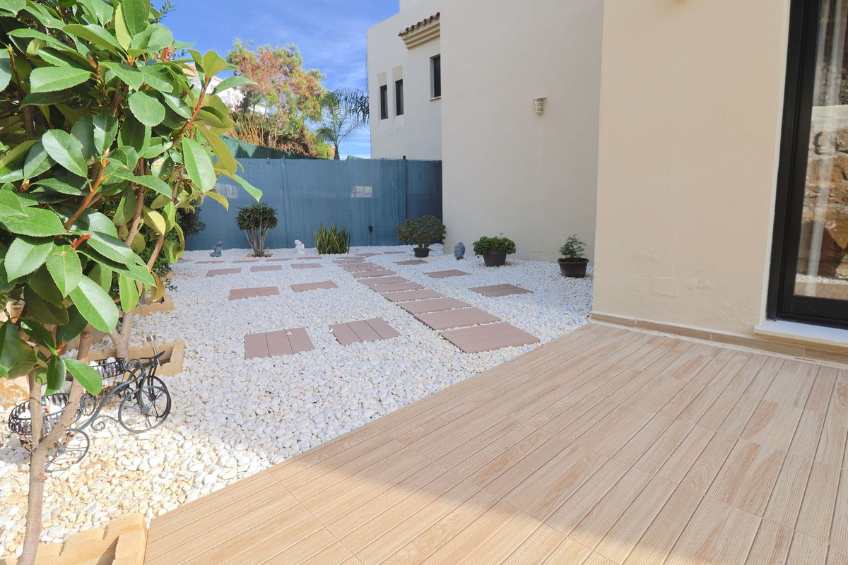 3 Bed, 2 Bath, ApartmentFor Sale, Selwo, Malaga