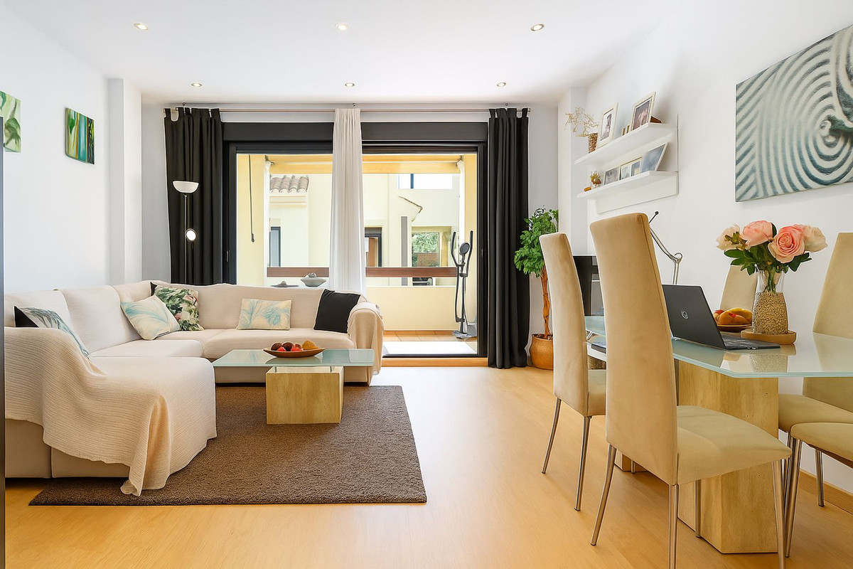 3 Bed, 2 Bath, ApartmentFor Sale, Selwo, Malaga