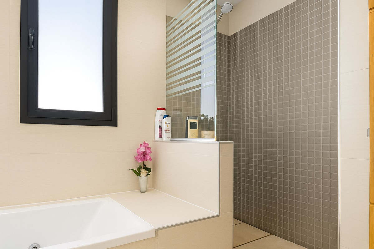 3 Bed, 2 Bath, ApartmentFor Sale, Selwo, Malaga