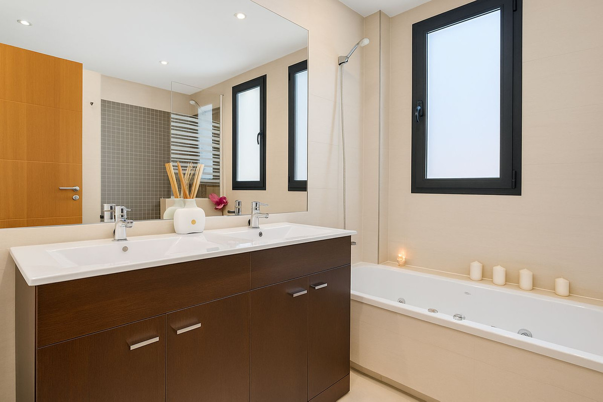 3 Bed, 2 Bath, ApartmentFor Sale, Selwo, Malaga