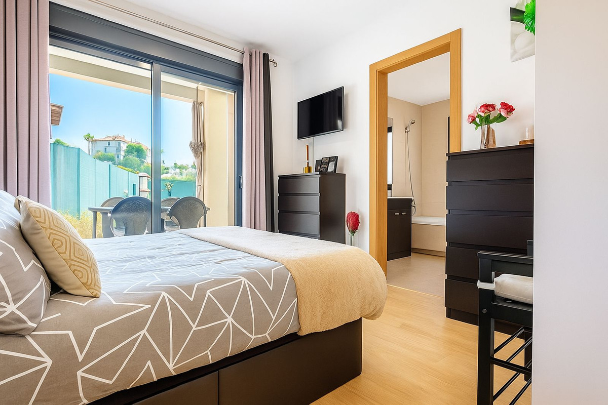 3 Bed, 2 Bath, ApartmentFor Sale, Selwo, Malaga