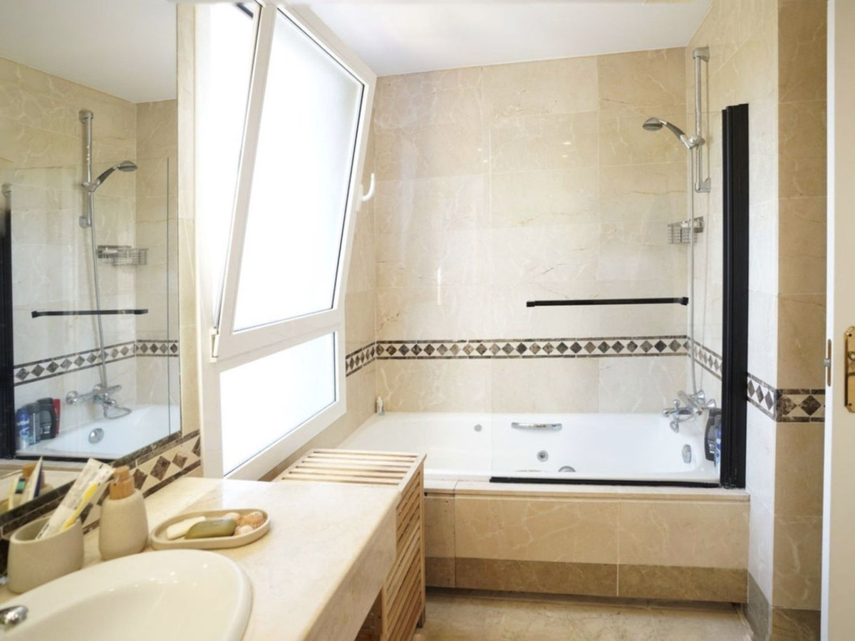 2 Bed, 2 Bath, HouseFor Sale, Aloha, Malaga