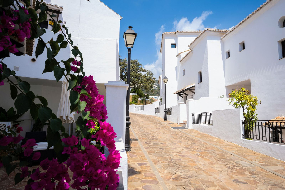 3 Bed, 4 Bath, ApartmentFor Sale, Los Monteros, Malaga