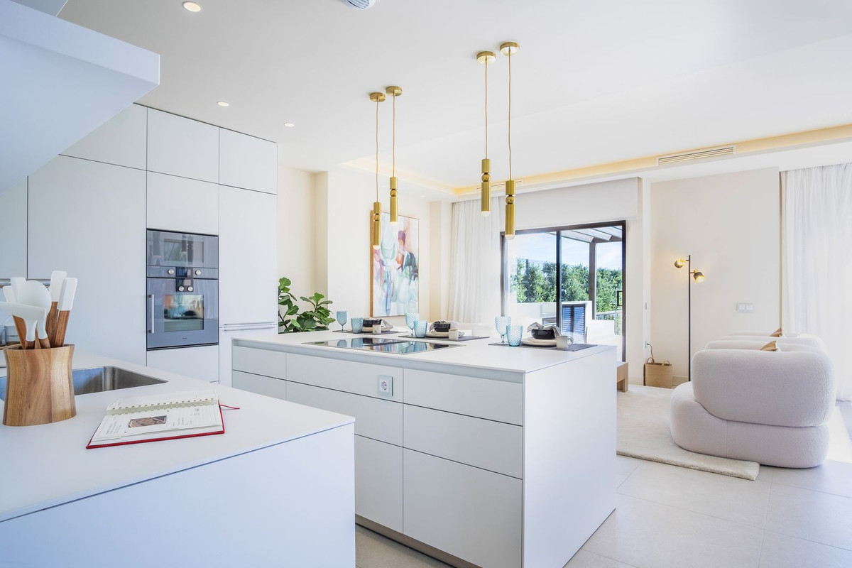 4 Bed, 3 Bath, HouseFor Sale, New Golden Mile, Malaga