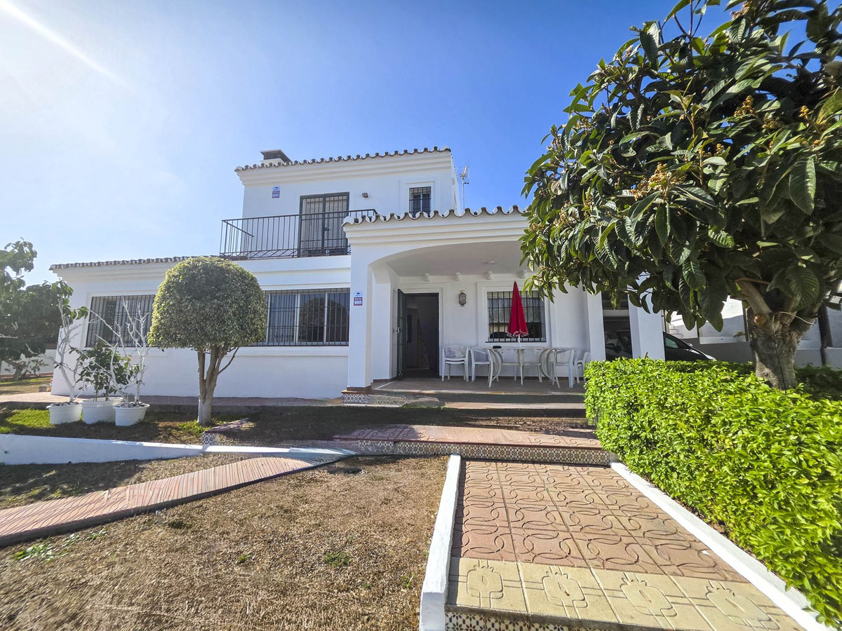 3 Bed, 2 Bath, HouseFor Sale, Estepona, Malaga