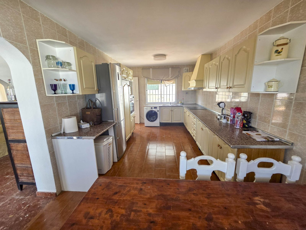 3 Bed, 2 Bath, HouseFor Sale, Estepona, Malaga