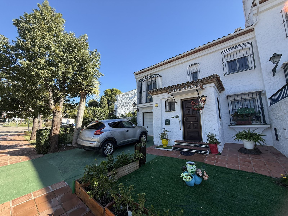 3 Bed, 2 Bath, HouseFor Sale, El Paraiso, Malaga