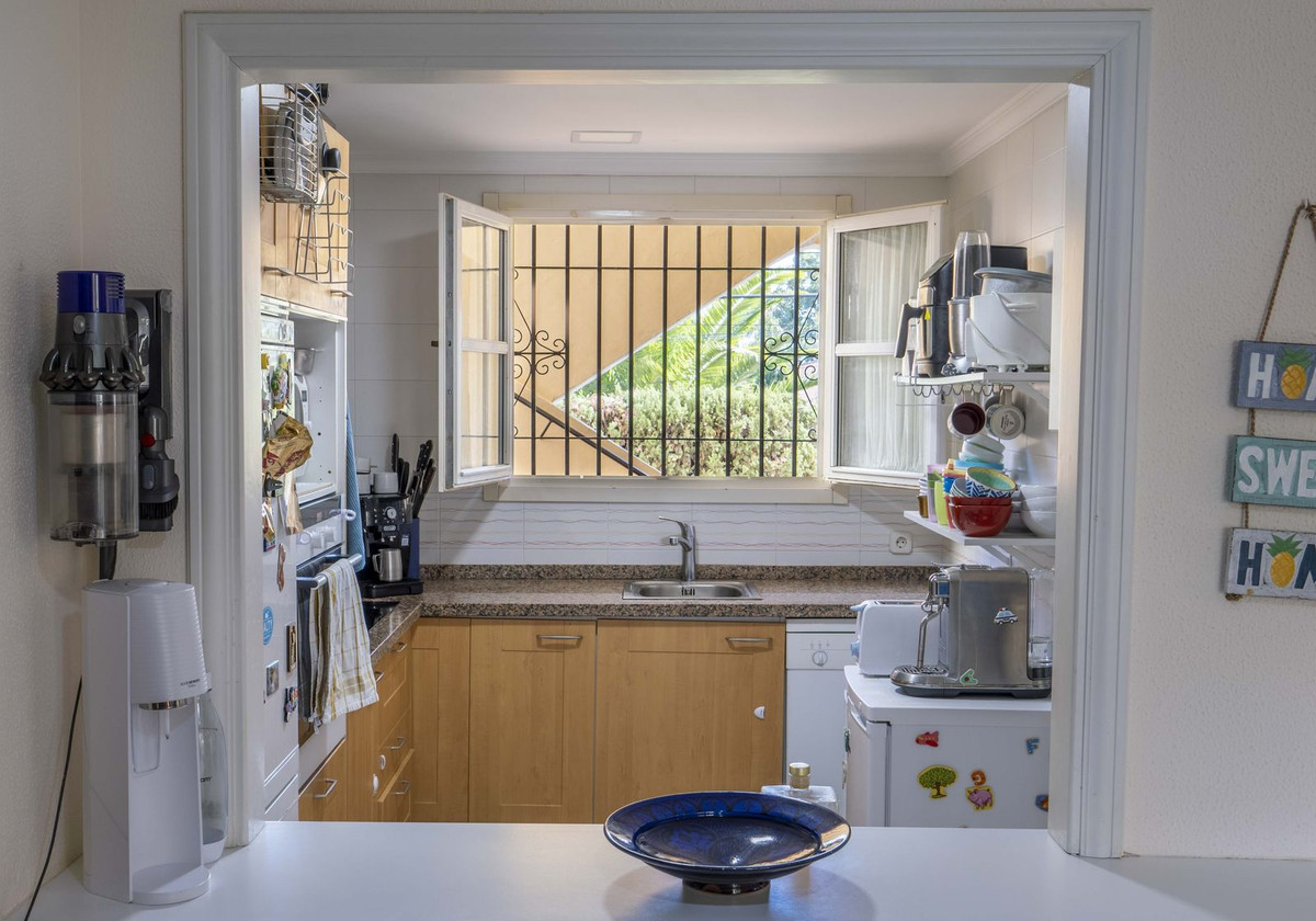 3 Bed, 2 Bath, ApartmentFor Sale, Estepona, Malaga