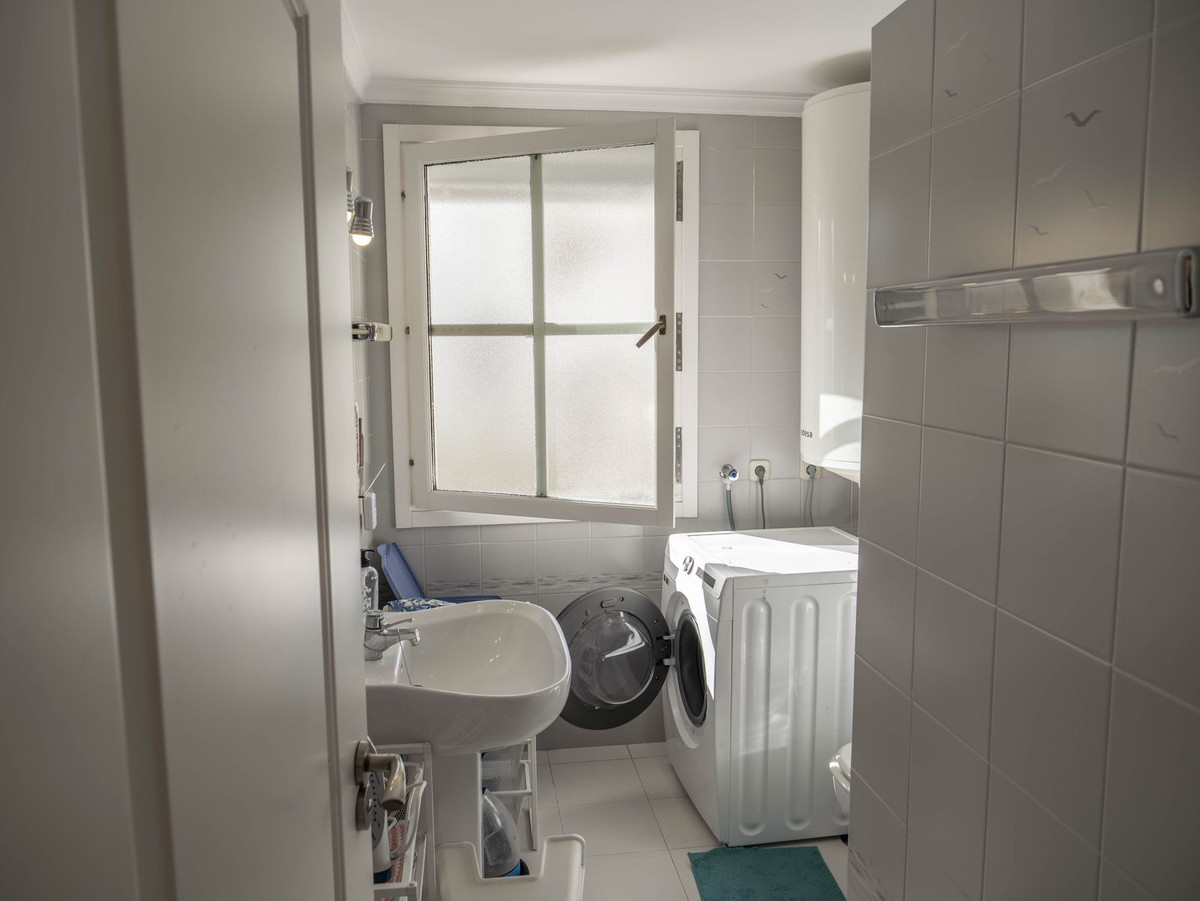 3 Bed, 2 Bath, ApartmentFor Sale, Estepona, Malaga