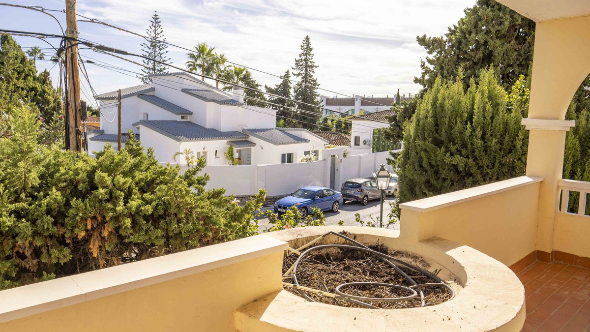 3 Bed, 2 Bath, ApartmentFor Sale, Estepona, Malaga