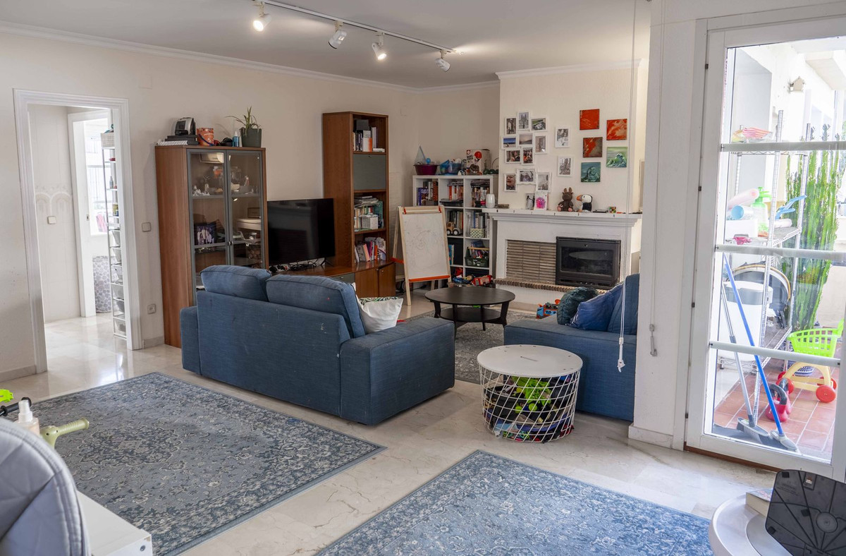 3 Bed, 2 Bath, ApartmentFor Sale, Estepona, Malaga