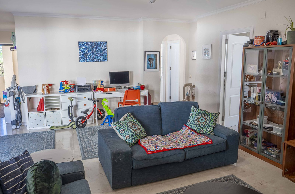 3 Bed, 2 Bath, ApartmentFor Sale, Estepona, Malaga