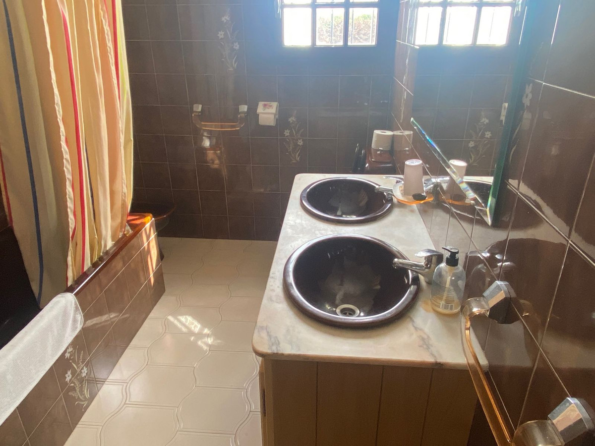 5 Bed, 3 Bath, HouseFor Sale, New Golden Mile, Malaga