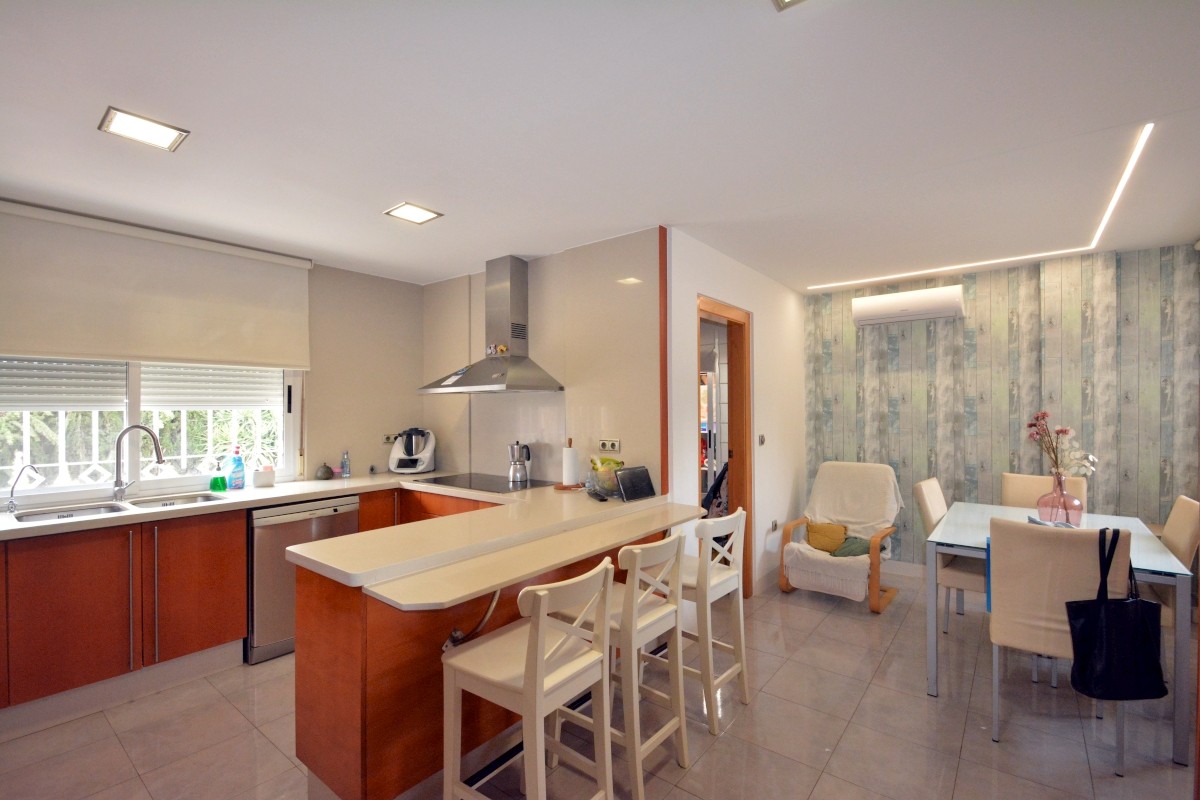 4 Bed, 3 Bath, HouseFor Sale, Almoradi, Alicante