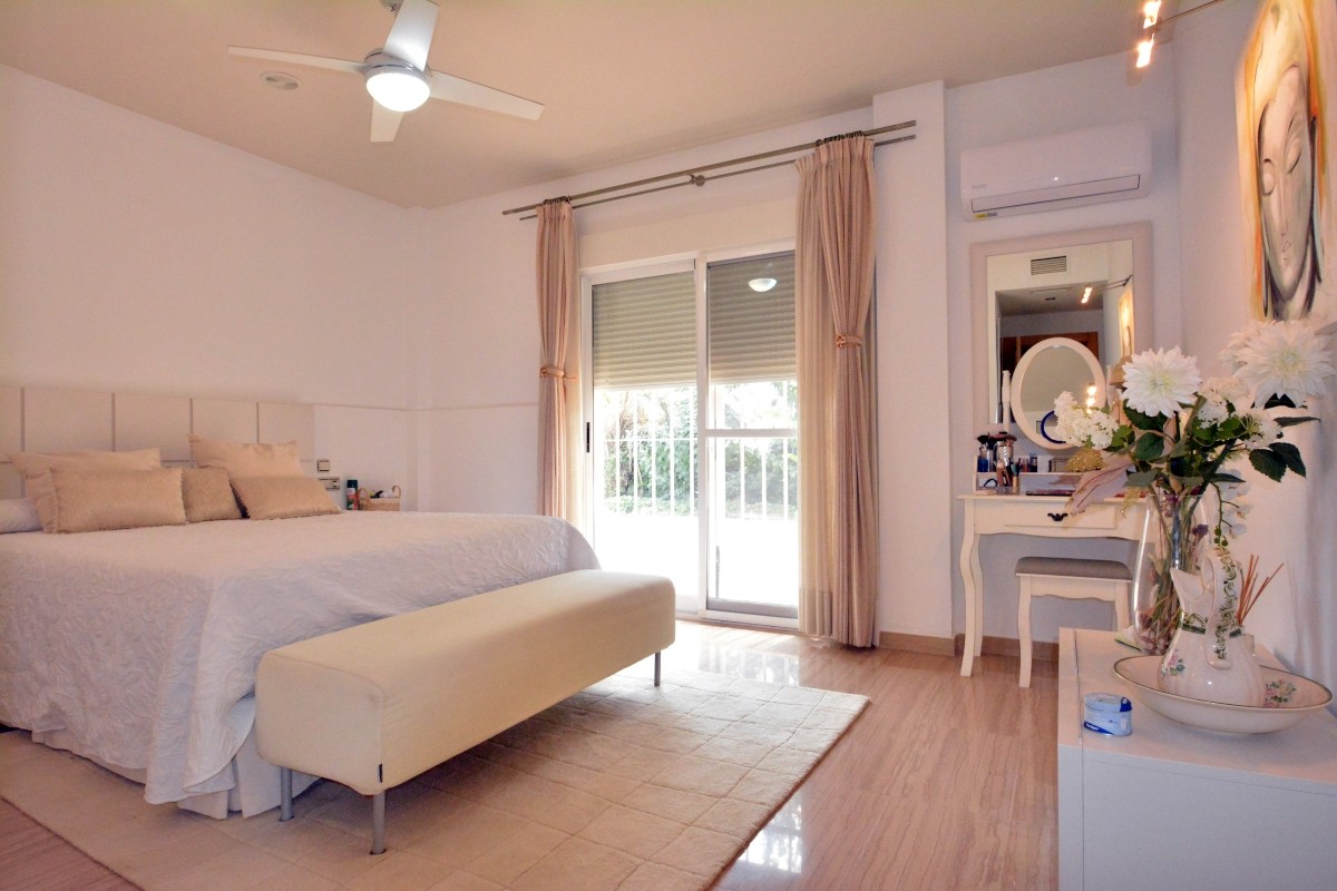 4 Bed, 3 Bath, HouseFor Sale, Almoradi, Alicante