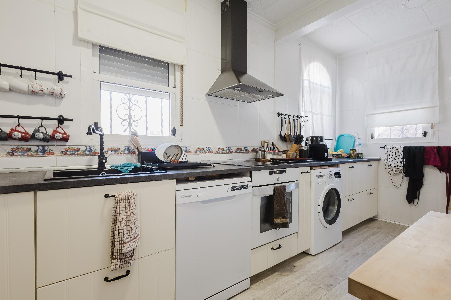 6 Bed, 3 Bath, HouseFor Sale, Torrevieja, Alicante