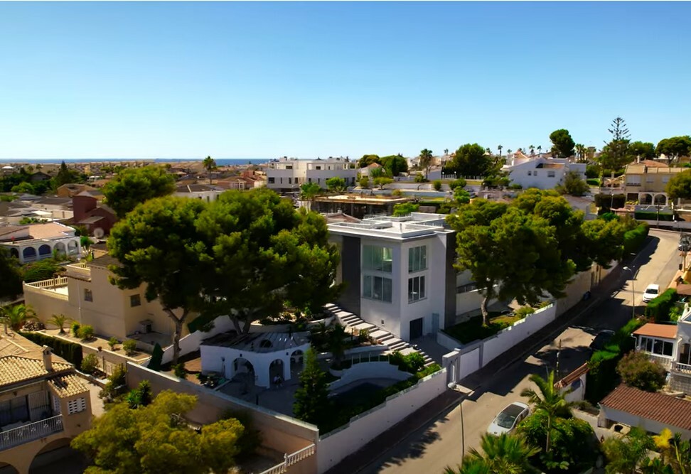 6 Bed, 3 Bath, HouseFor Sale, Torrevieja, Alicante