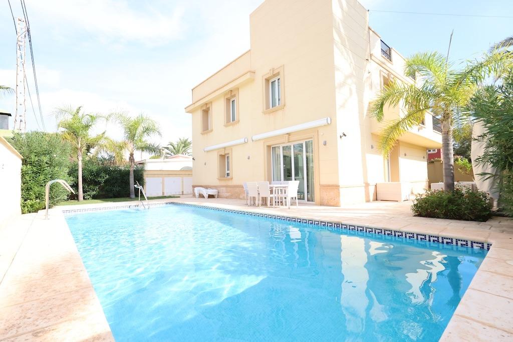 4 Bed, 3 Bath, HouseFor Sale, Cabo Roig, Alicante