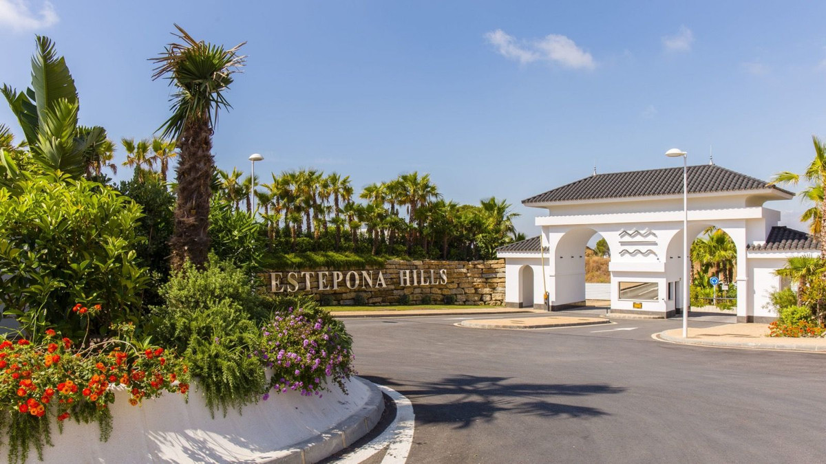 3 Bed, 2 Bath, ApartmentFor Sale, Estepona, Malaga