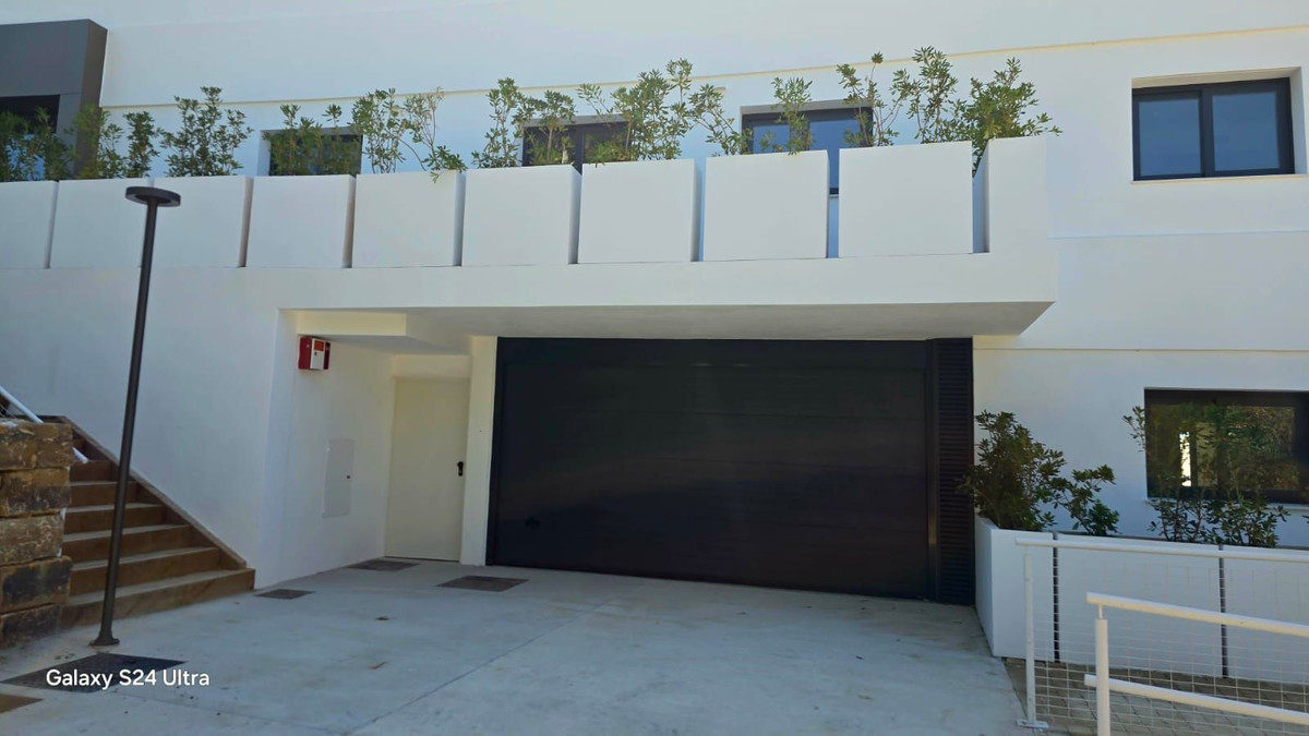 3 Bed, 2 Bath, ApartmentFor Sale, Estepona, Malaga