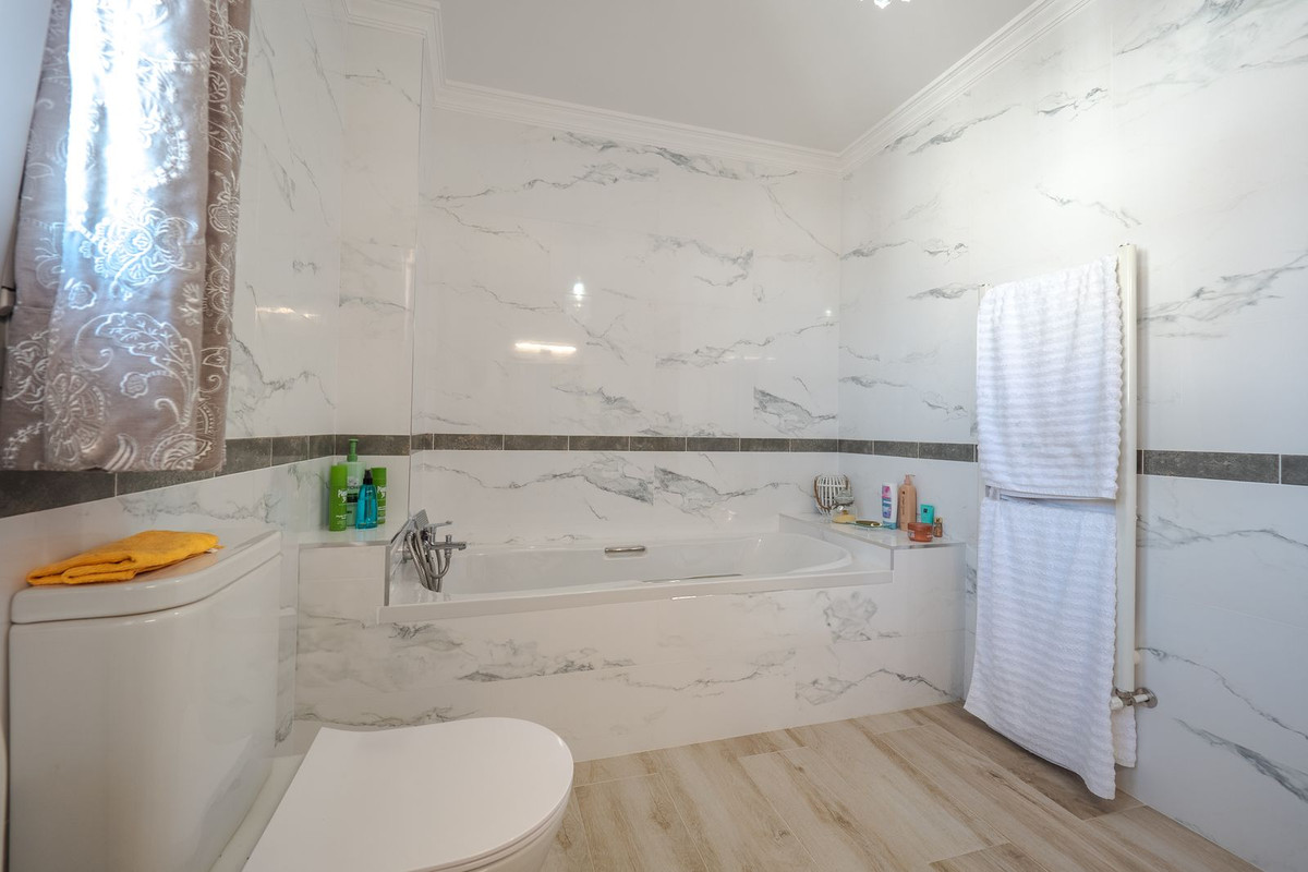 Alhaurin el Grande, Malaga, 5 Bedrooms Bedrooms, ,3 BathroomsBathrooms,For Sale,R5048269