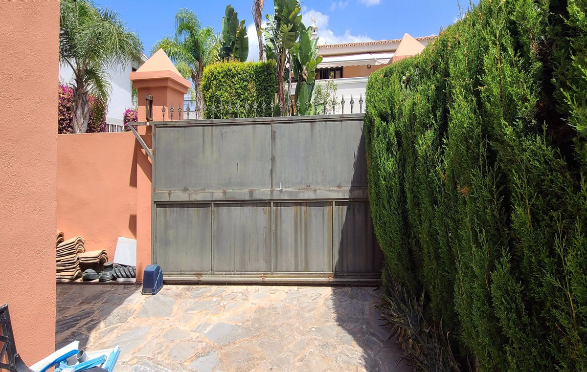 5 Bed, 4 Bath, HouseFor Sale, The Golden Mile, Malaga