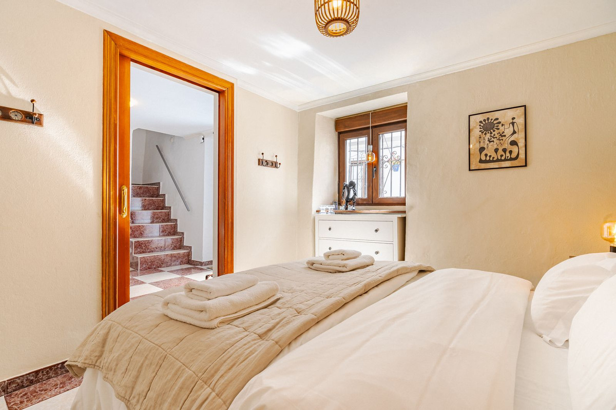 2 Bed, 2 Bath, HouseFor Sale, Estepona, Malaga