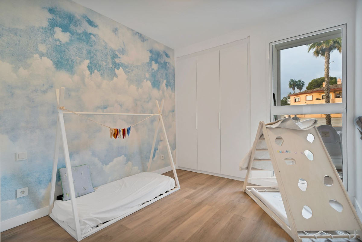 3 Bed, 2 Bath, ApartmentFor Sale, El Paraiso, Malaga