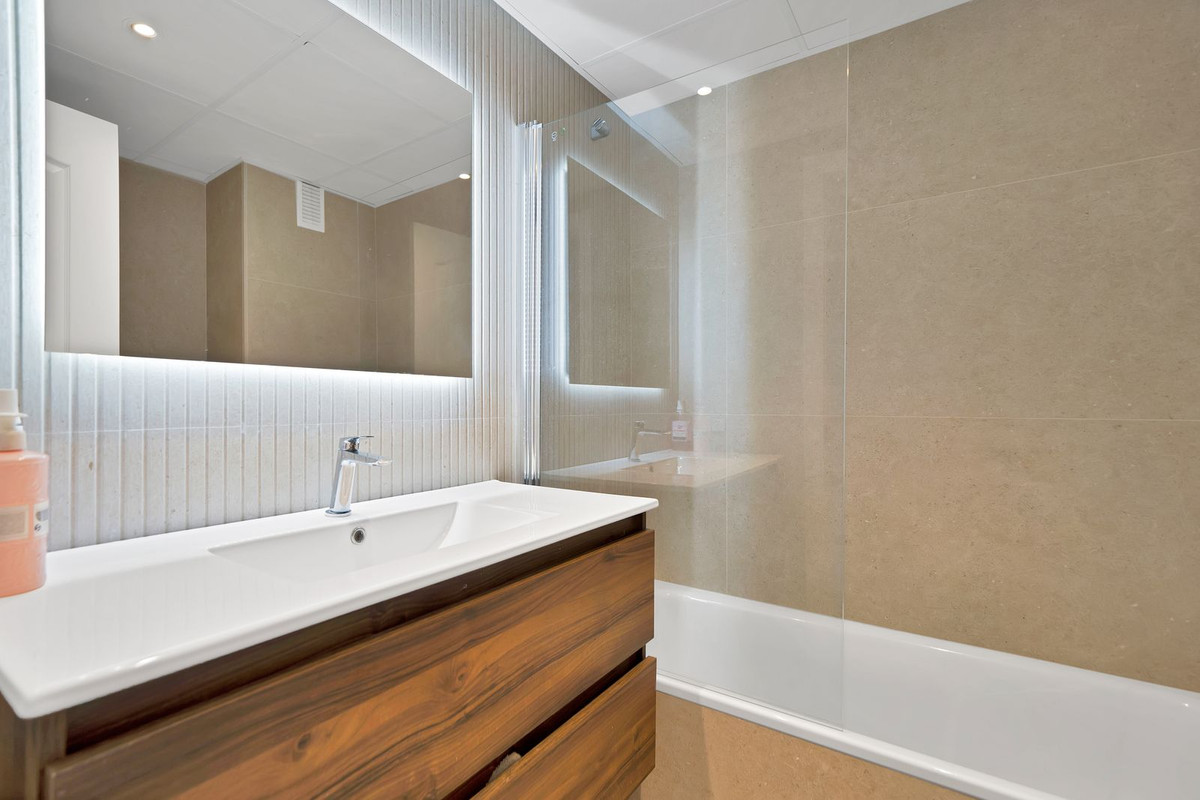 3 Bed, 2 Bath, ApartmentFor Sale, El Paraiso, Malaga