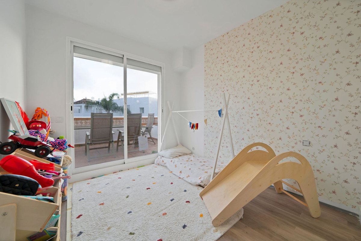 3 Bed, 2 Bath, ApartmentFor Sale, El Paraiso, Malaga