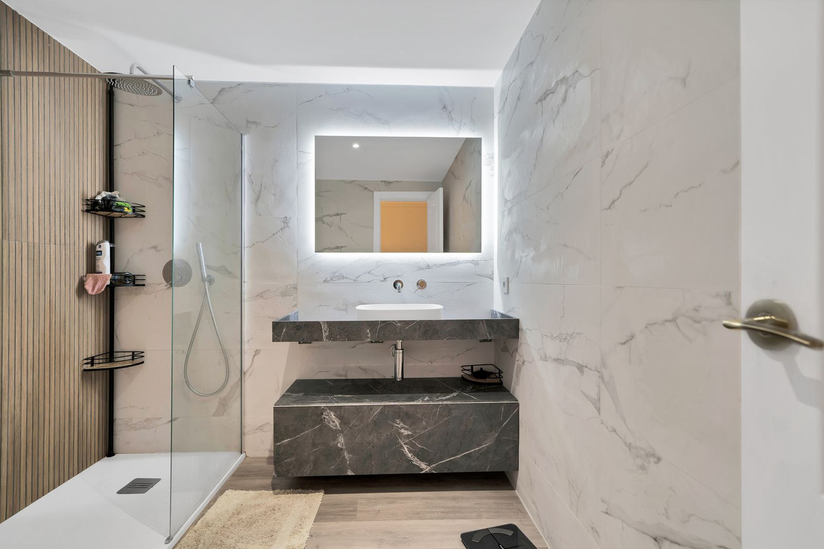 3 Bed, 2 Bath, ApartmentFor Sale, El Paraiso, Malaga