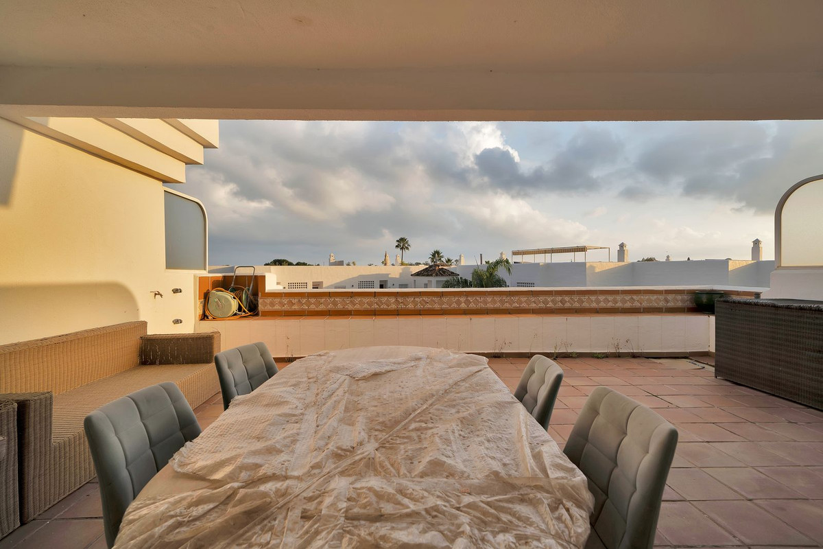 3 Bed, 2 Bath, ApartmentFor Sale, El Paraiso, Malaga