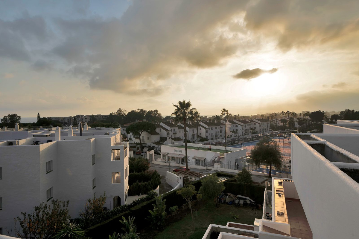 3 Bed, 2 Bath, ApartmentFor Sale, El Paraiso, Malaga