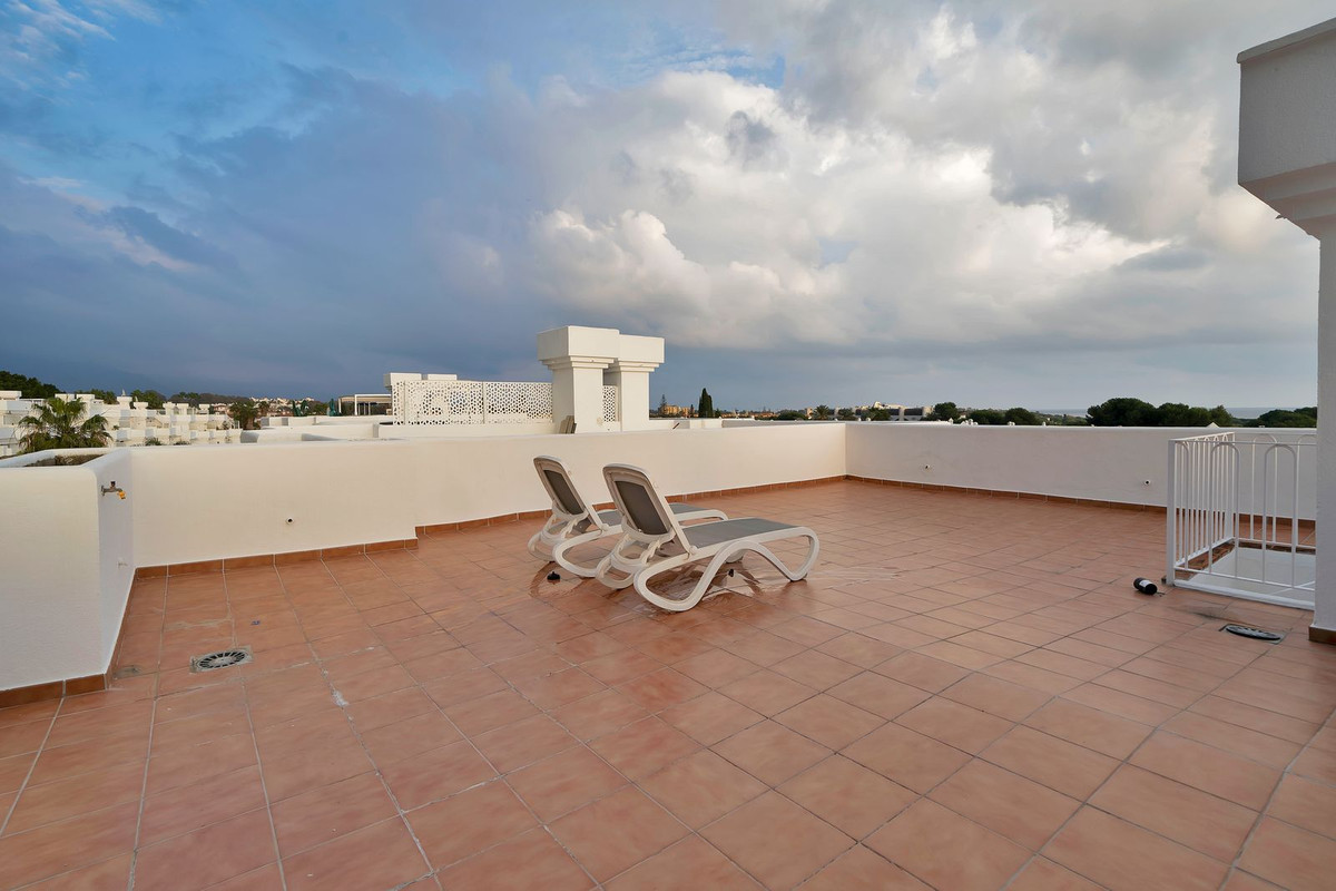 3 Bed, 2 Bath, ApartmentFor Sale, El Paraiso, Malaga