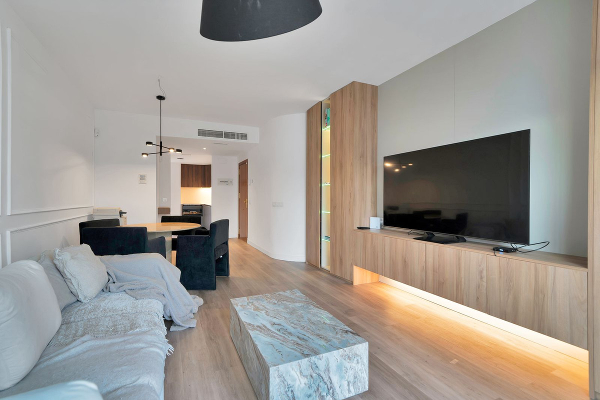 3 Bed, 2 Bath, ApartmentFor Sale, El Paraiso, Malaga