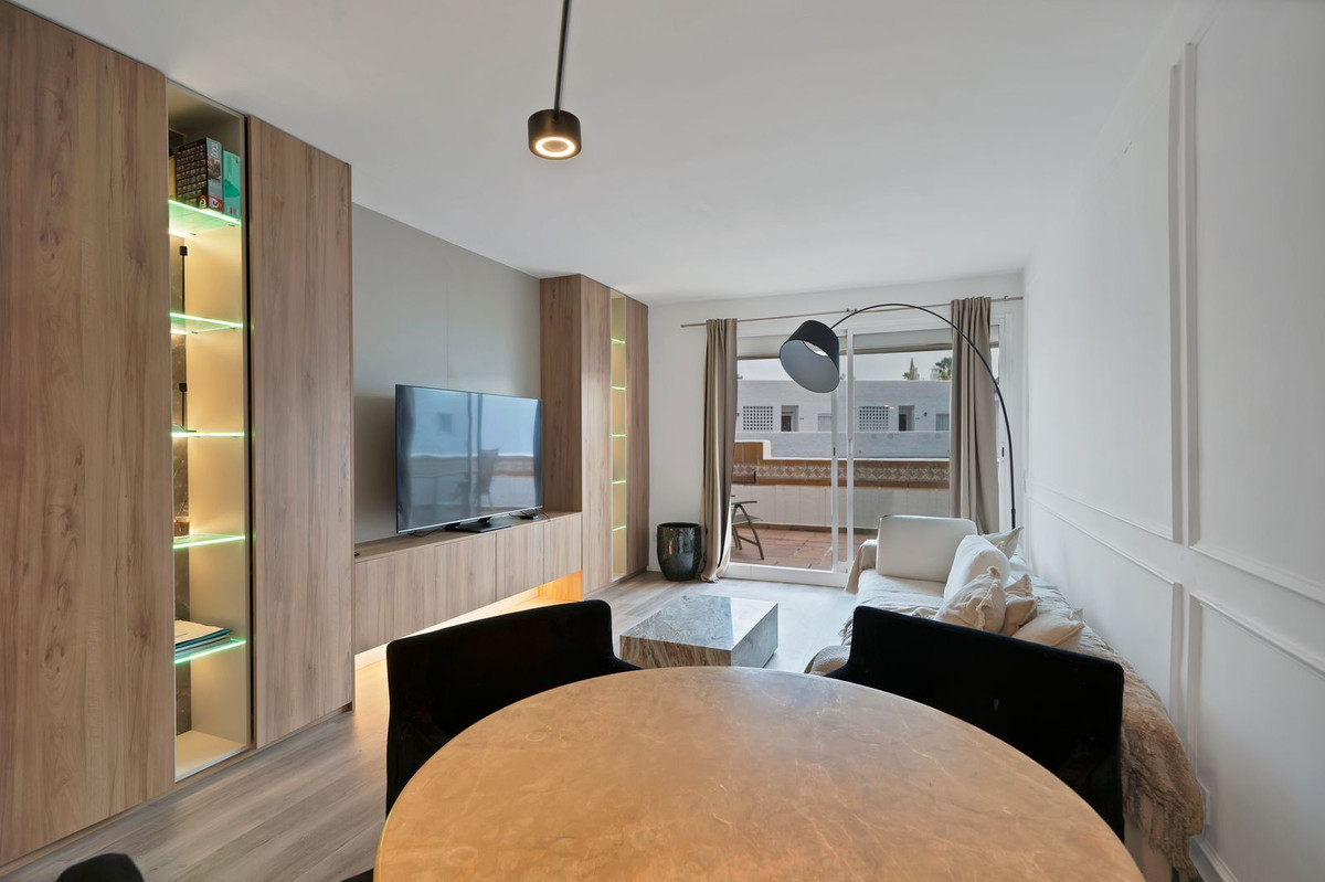 3 Bed, 2 Bath, ApartmentFor Sale, El Paraiso, Malaga