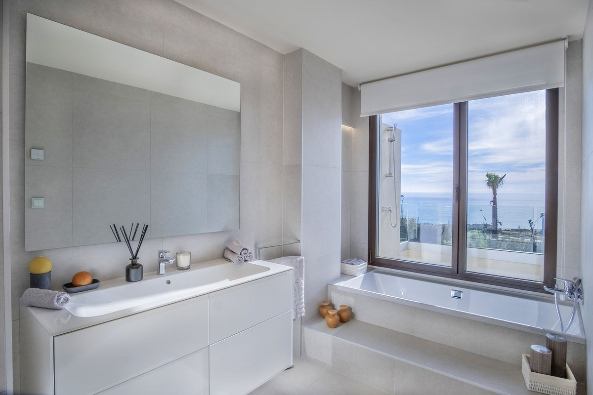 4 Bed, 3 Bath, HouseFor Sale, New Golden Mile, Malaga