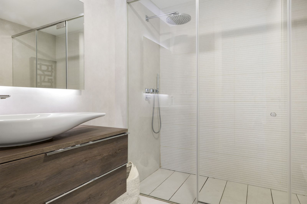 3 Bed, 2 Bath, ApartmentFor Sale, Estepona, Malaga