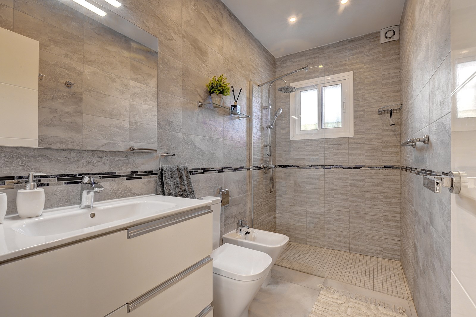 Malaga, Andalusia, 29640, 3 Bedrooms Bedrooms, ,5 BathroomsBathrooms,For Sale,TORB-VAN-01