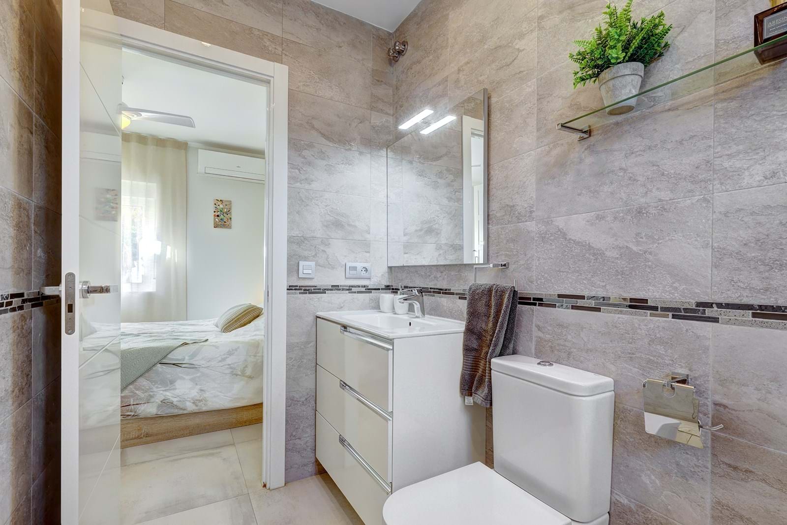 Malaga, Andalusia, 29640, 3 Bedrooms Bedrooms, ,5 BathroomsBathrooms,For Sale,TORB-VAN-01