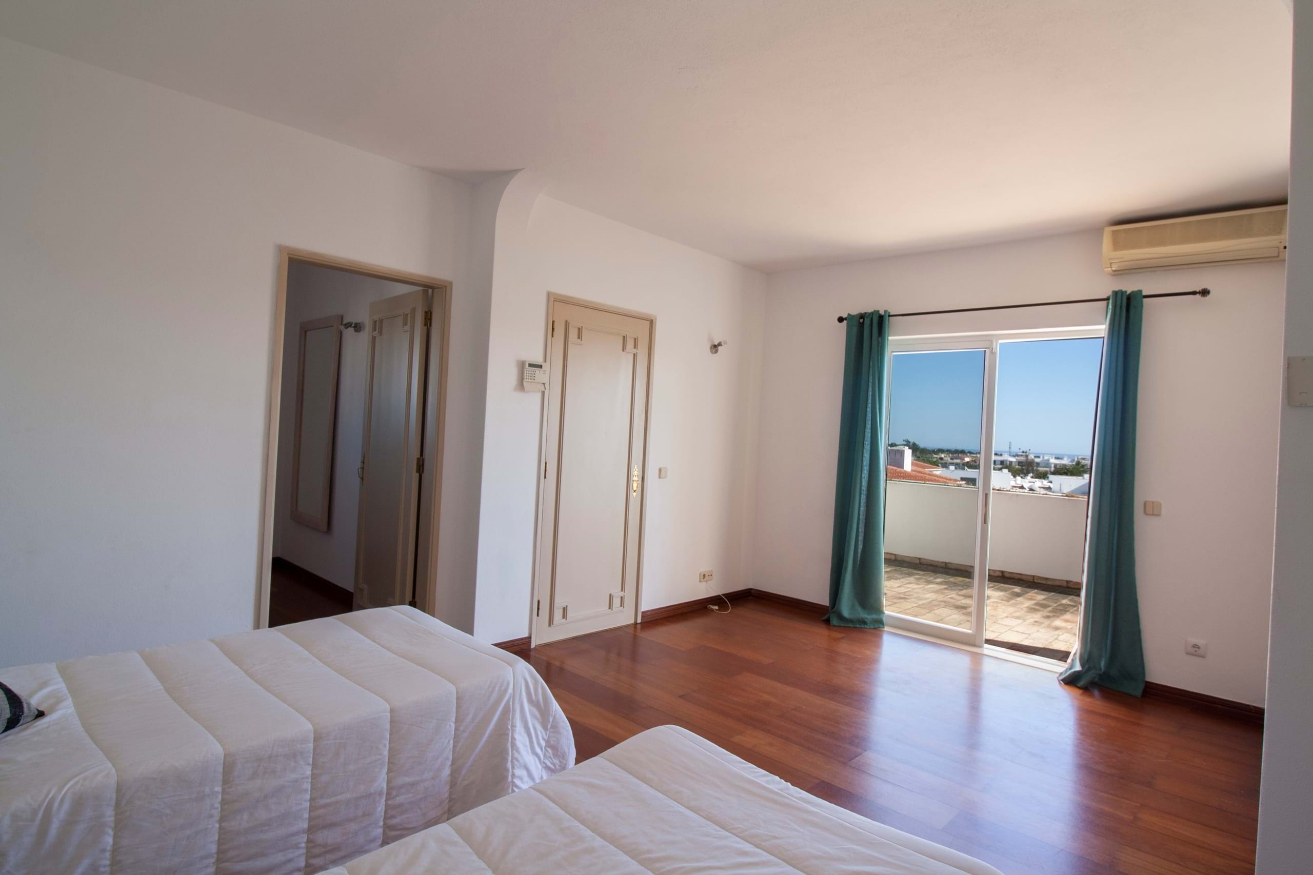 Lagos, Faro, 8600-621, 3 Bedrooms Bedrooms, ,3 BathroomsBathrooms,Flats / Apartments,For Sale,R11-0025-VB