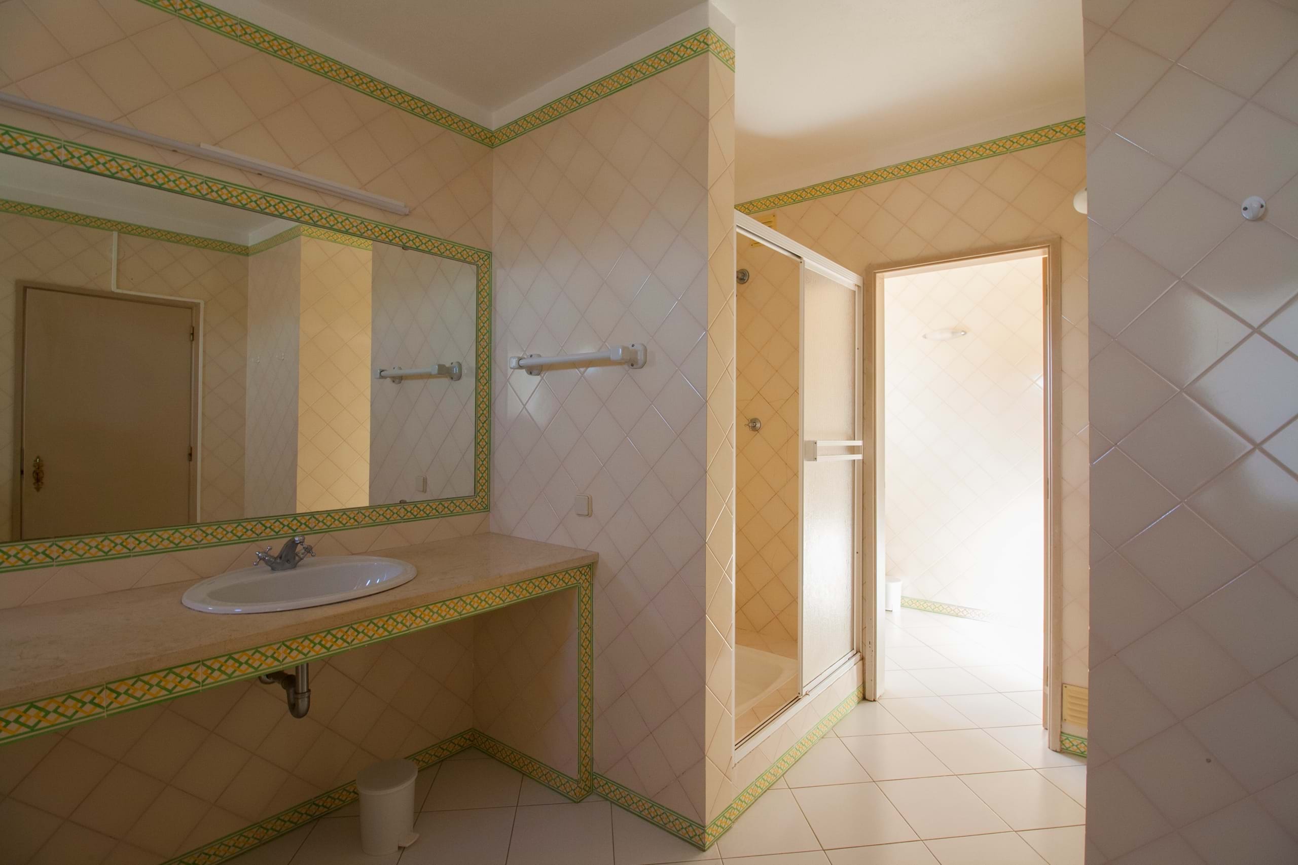 Lagos, Faro, 8600-621, 3 Bedrooms Bedrooms, ,3 BathroomsBathrooms,Flats / Apartments,For Sale,R11-0025-VB