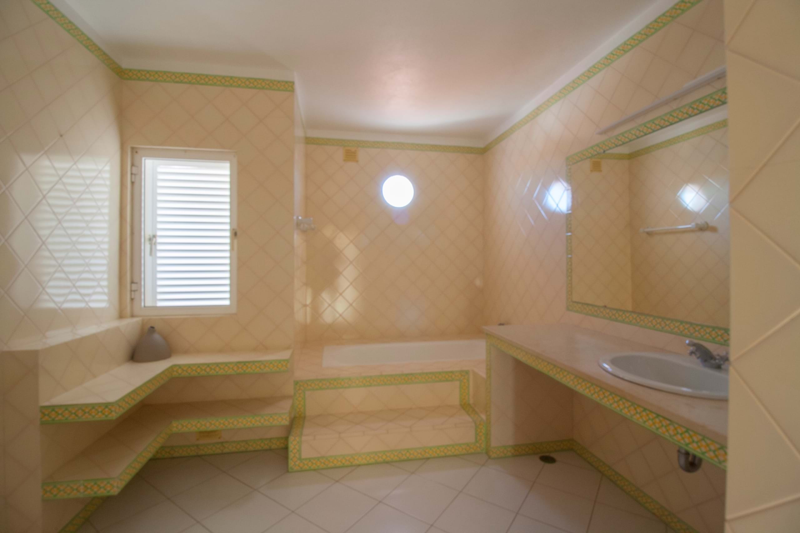 Lagos, Faro, 8600-621, 3 Bedrooms Bedrooms, ,3 BathroomsBathrooms,Flats / Apartments,For Sale,R11-0025-VB