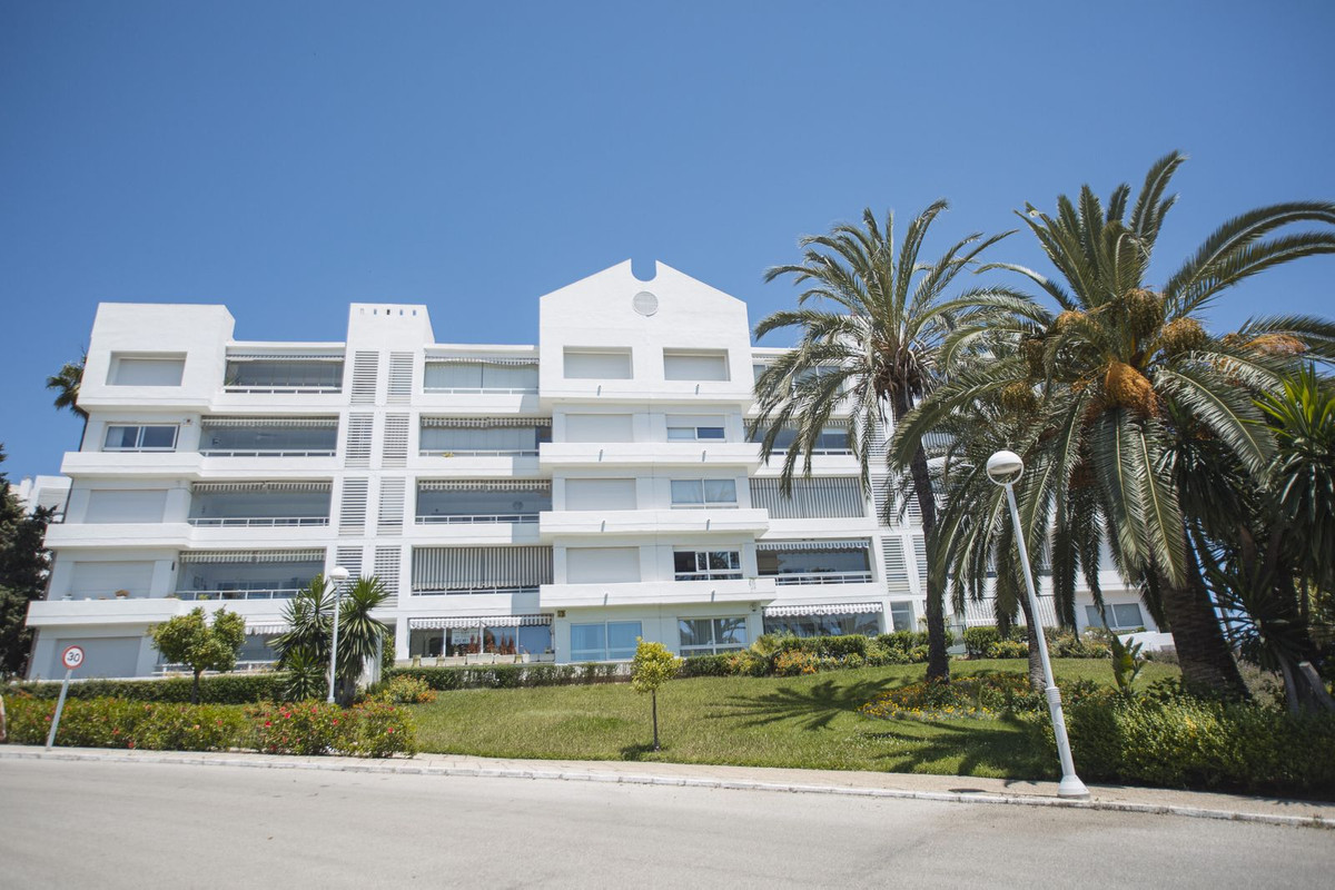 3 Bed, 4 Bath, ApartmentFor Sale, Río Real, Malaga