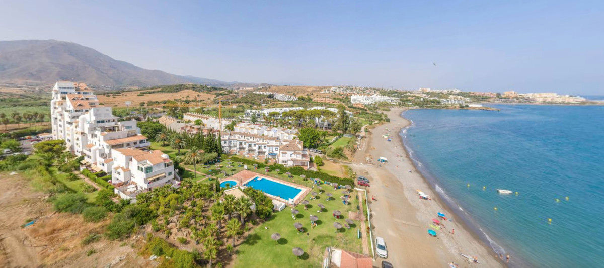 3 Bed, 2 Bath, ApartmentFor Sale, Estepona, Malaga