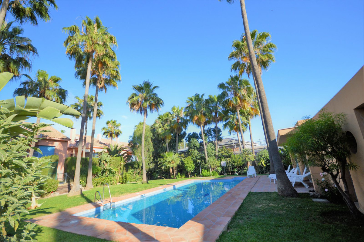 5 Bed, 4 Bath, HouseFor Sale, Nueva Andalucia, Malaga