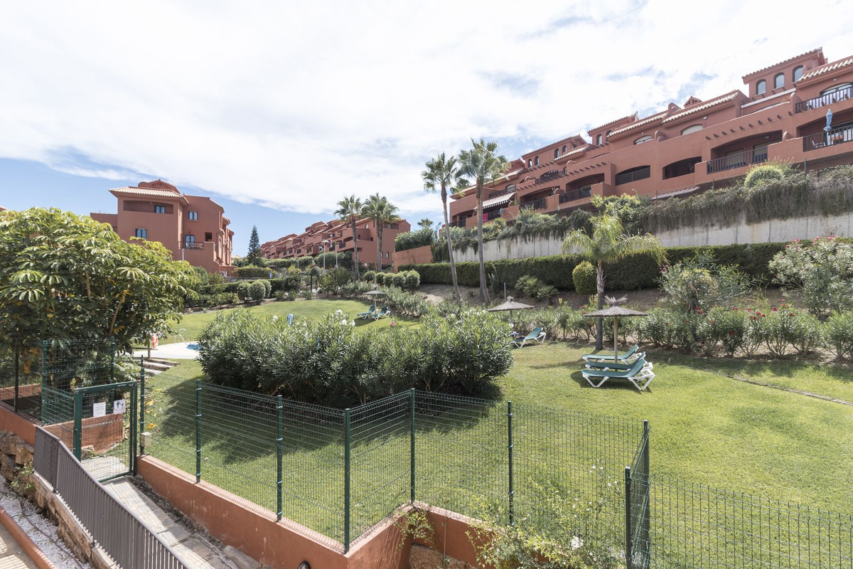 5 Bed, 2 Bath, ApartmentFor Sale, Estepona, Malaga