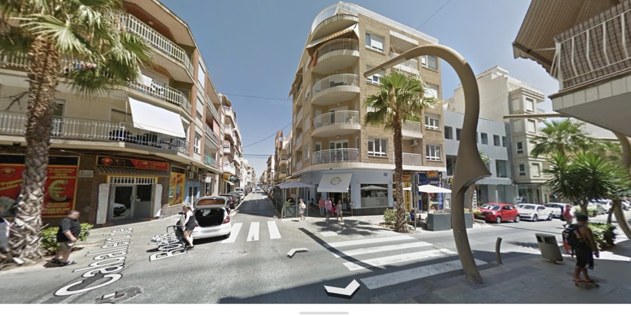 4 Bed, 1 Bath, ApartmentFor Sale, Torrevieja, Alicante