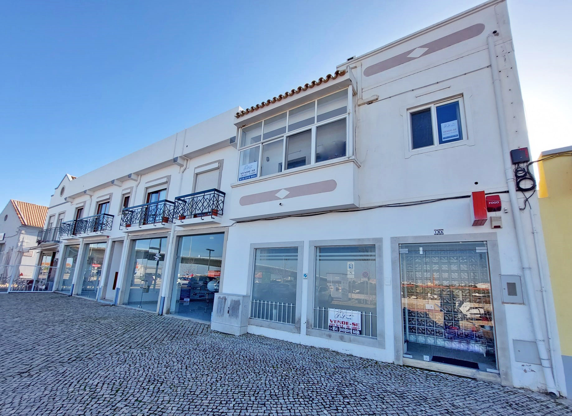 3 Bed, 3 Bath, HouseFor Sale, River Front Townhouse with two Apartments and Comm, Algarve