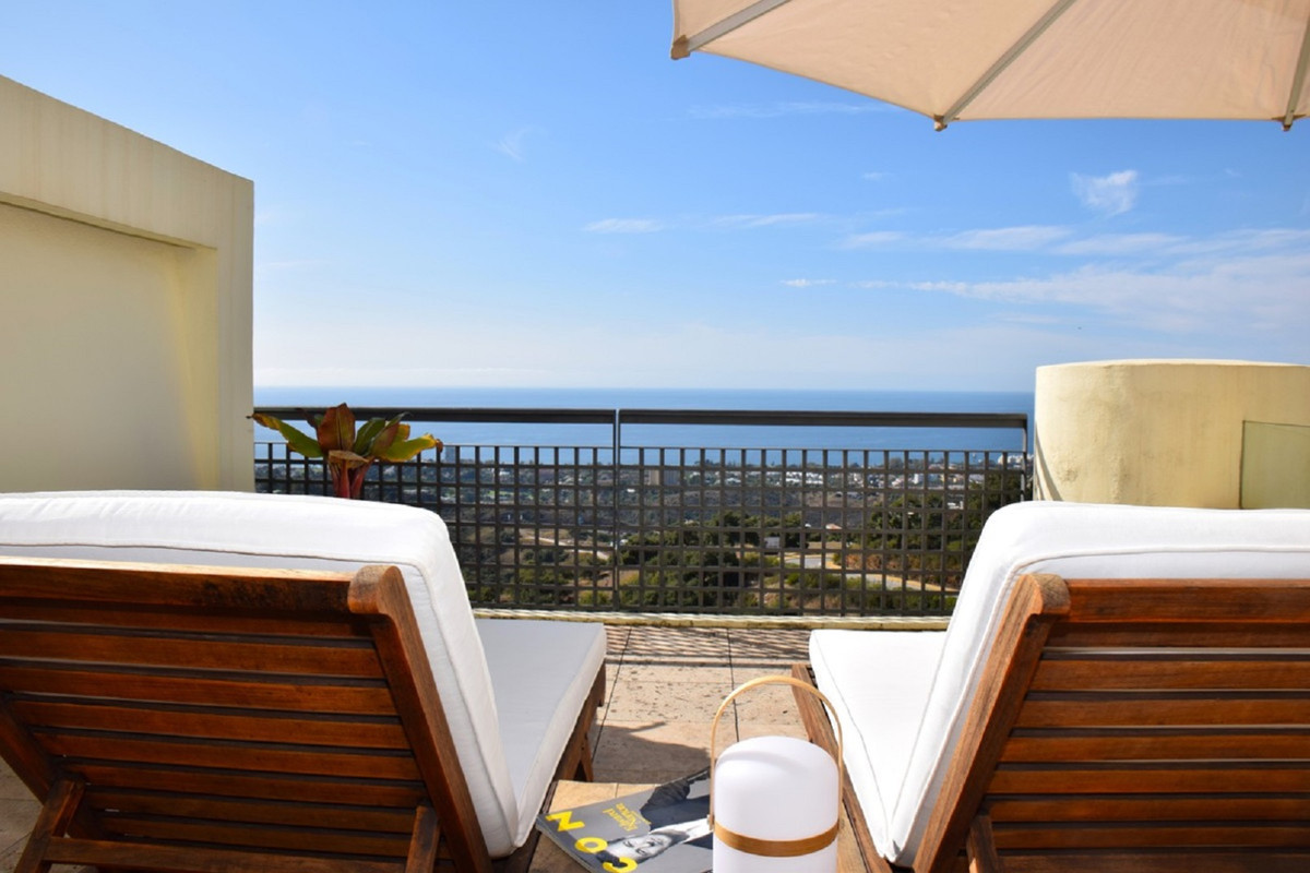 3 Bed, 2 Bath, ApartmentFor Sale, Los Monteros, Malaga